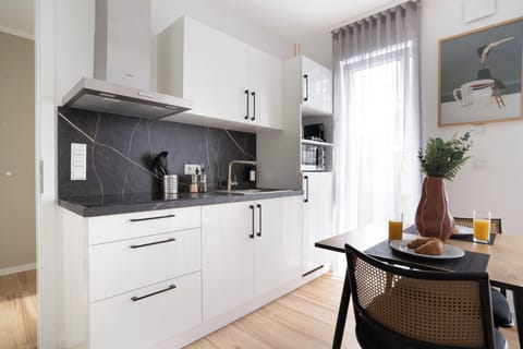 Classic Studio | Private kitchen | Fridge, microwave, cookware/dishes/utensils, dining tables