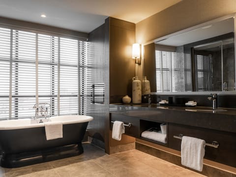 Deluxe Suite | Bathroom | Hair dryer, towels