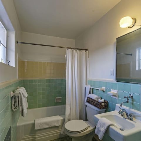 Classic Single Room | Bathroom | Combined shower/tub, hair dryer, towels, soap