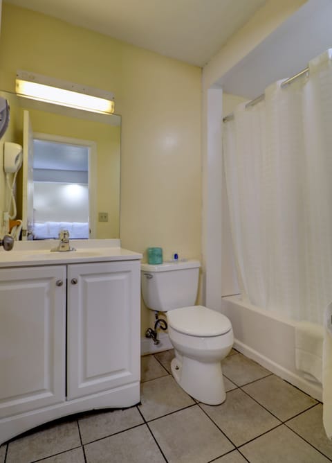 Standard Room | Bathroom | Combined shower/tub, free toiletries, hair dryer, towels