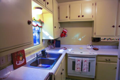 Full kitchen, ready for a feast or casual breakfast