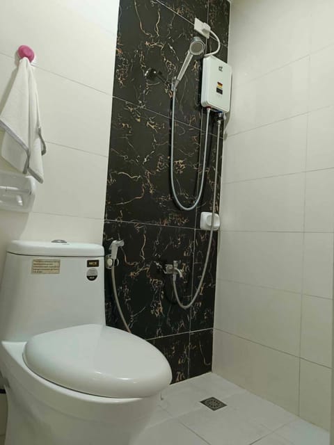 Double Room | Bathroom | Shower, rainfall showerhead, free toiletries, bidet