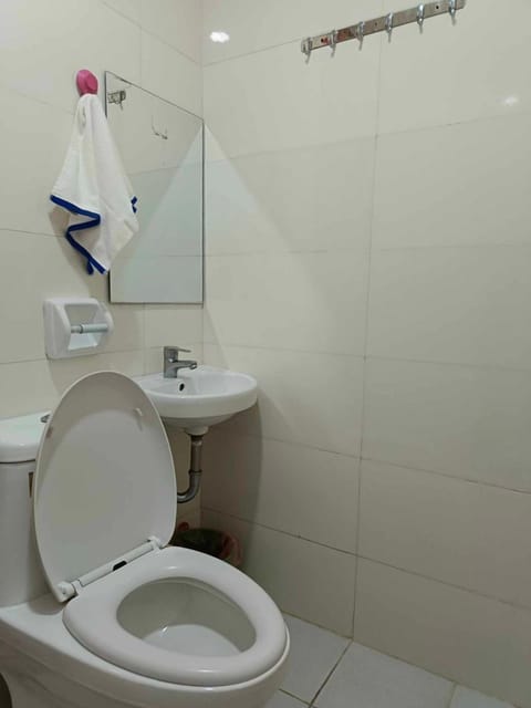 Economy Single Room | Bathroom | Shower, rainfall showerhead, free toiletries, bidet