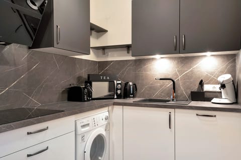 Voll ausgestattete Küche mit Mikrowelle, Toaster, Kaffeemaschine, Wasserkocher