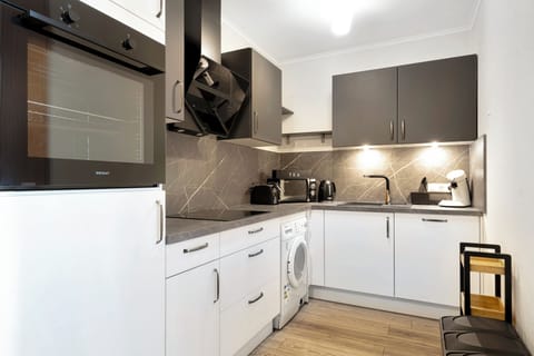 Voll ausgestattete Küche mit Mikrowelle, Toaster, Kaffeemaschine, Wasserkocher