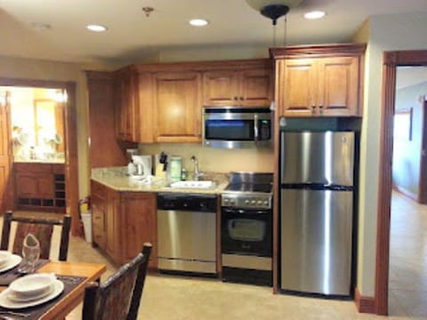 Deluxe Cabin, 4 Bedrooms, Balcony, Mountain View | Private kitchen | Full-size fridge, microwave, oven, stovetop