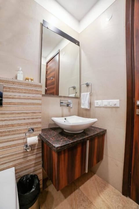 Deluxe Room | Bathroom | Shower, free toiletries, hair dryer, towels