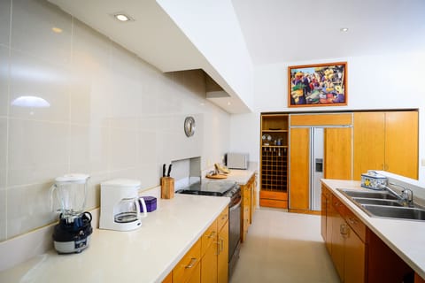 Presidential Room, 1 King Bed | Private kitchen