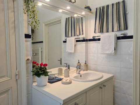 Deluxe Double Room, Garden View | Bathroom