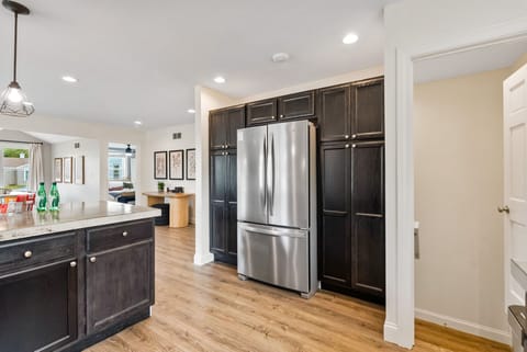 Keep all your essentials fresh and organized in the full-size stainless steel refrigerator. With plenty of space for groceries, leftovers, and drinks, it’s designed to meet all your storage needs. Enjoy the added convenience of a built-in water dispenser, providing you with a quick, chilled glass of filtered water anytime you need it.