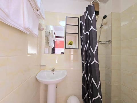 Comfort Studio Suite | Bathroom | Shower, towels