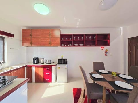 Comfort Studio Suite | Private kitchen | Mini-fridge, microwave, cookware/dishes/utensils