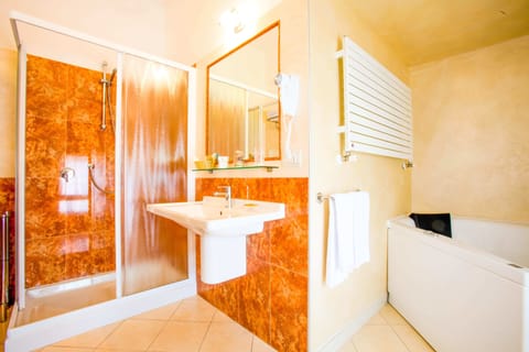 Superior Double Room | Bathroom | Free toiletries, hair dryer, bidet, towels