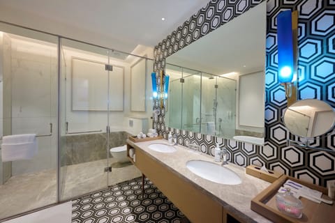 Junior Suite | Bathroom | Shower, rainfall showerhead, free toiletries, hair dryer