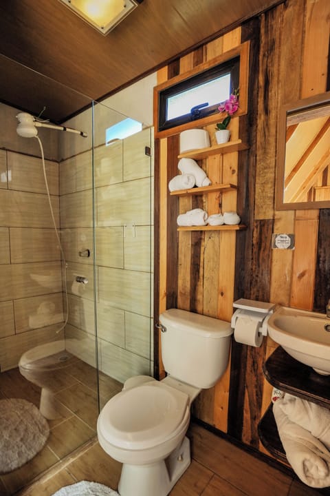 Standard Cabin, Mountain View | Bathroom | Towels, soap, shampoo, toilet paper