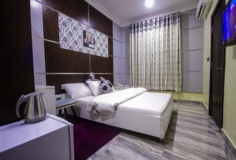 Suite, 1 King Bed | 1 bedroom, premium bedding, pillowtop beds, desk