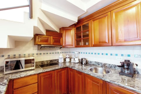 Deluxe Villa, Pool View | Private kitchen | Fridge, microwave, stovetop, cookware/dishes/utensils