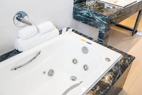 Presidential Suite | Private spa tub