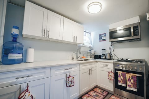 Deluxe Room, Patio, City View | Private kitchen