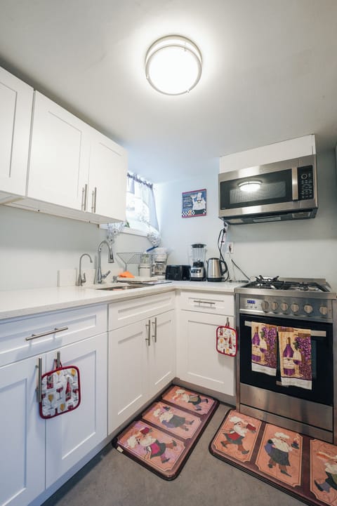 Deluxe Room, Patio, City View | Private kitchen