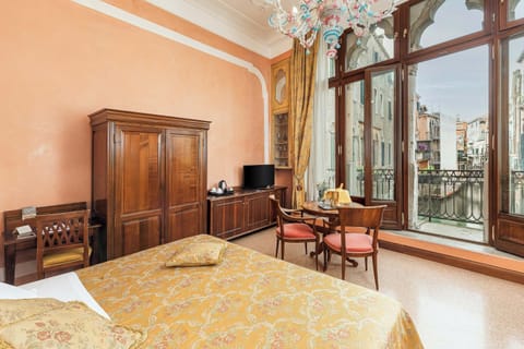 Luxury Room, Balcony, Canal View | Hypo-allergenic bedding, down comforters, minibar, in-room safe