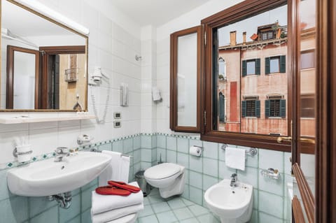 Combined shower/tub, free toiletries, hair dryer, bidet