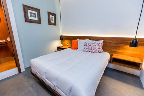 Standard Room, 1 Queen Bed | In-room safe, desk, free WiFi