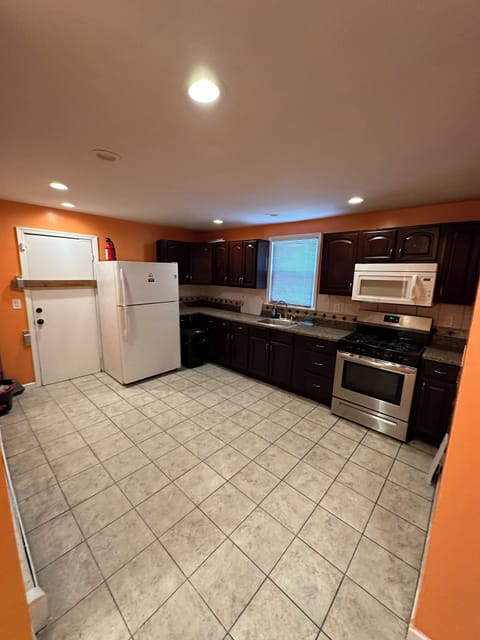 Classic Single Room, 1 Queen Bed, Non Smoking | Shared kitchen | Fridge, microwave, oven, stovetop