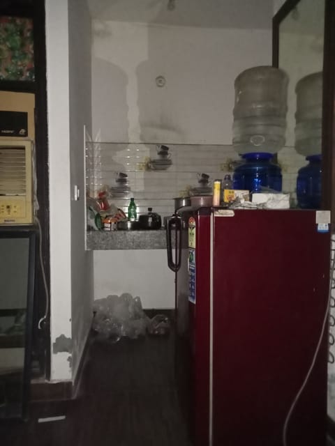 Fridge, dishwasher, cookware/dishes/utensils