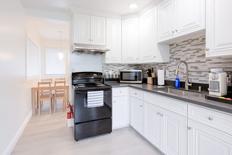 Full-size fridge, microwave, oven, stovetop