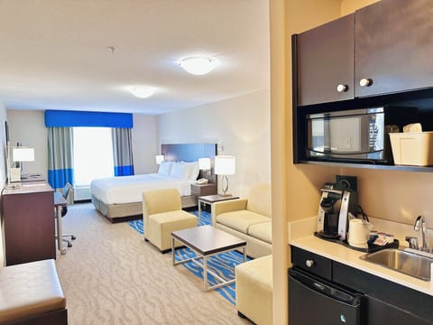 Suite, 1 Bedroom | Pillowtop beds, in-room safe, desk, laptop workspace