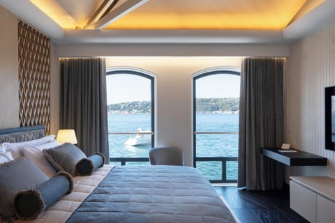 Suite Bosphorus | In-room safe, blackout drapes, iron/ironing board, free WiFi