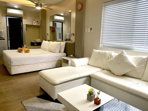 Premium Suite | Down comforters, Tempur-Pedic beds, minibar, in-room safe