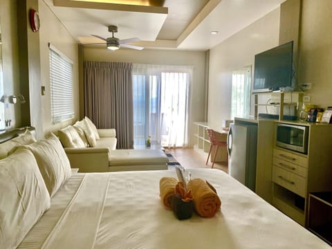 Premium Suite | Down comforters, Tempur-Pedic beds, minibar, in-room safe