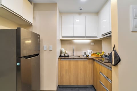 Deluxe Apartment | Private kitchen | Fridge, stovetop, dishwasher, toaster