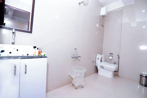 Luxury Double Room | Bathroom | Shower, towels, soap, shampoo