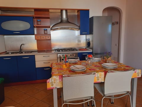 Comfort Apartment, 1 Bedroom, Terrace (E) | Private kitchen | Full-size fridge, stovetop, cookware/dishes/utensils