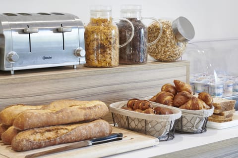 Daily continental breakfast (EUR 11 per person)