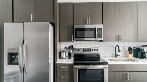 Studio | Private kitchen | Full-size fridge, microwave, oven, stovetop