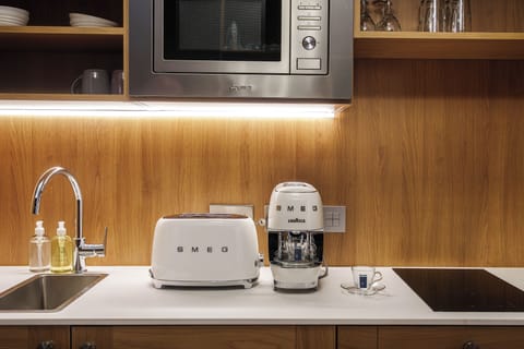 Superior Suite, City View | Private kitchen | Coffee/tea maker, electric kettle