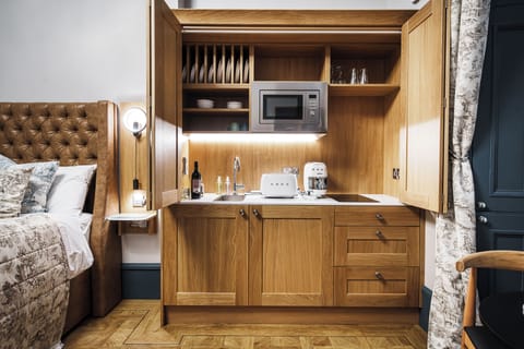 Luxury Suite | Private kitchen | Coffee/tea maker, electric kettle
