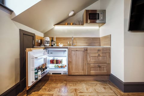 Traditional Suite | Private kitchen | Coffee/tea maker, electric kettle