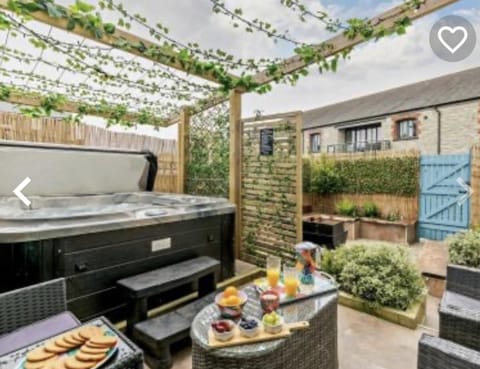 House | Outdoor spa tub