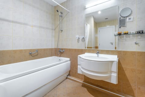 Standard Suite | Bathroom | Free toiletries, hair dryer, towels