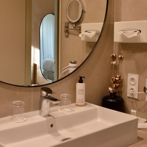 Superior Room, 1 Queen Bed, Non Smoking, Garden View | Bathroom | Rainfall showerhead, free toiletries, hair dryer, towels