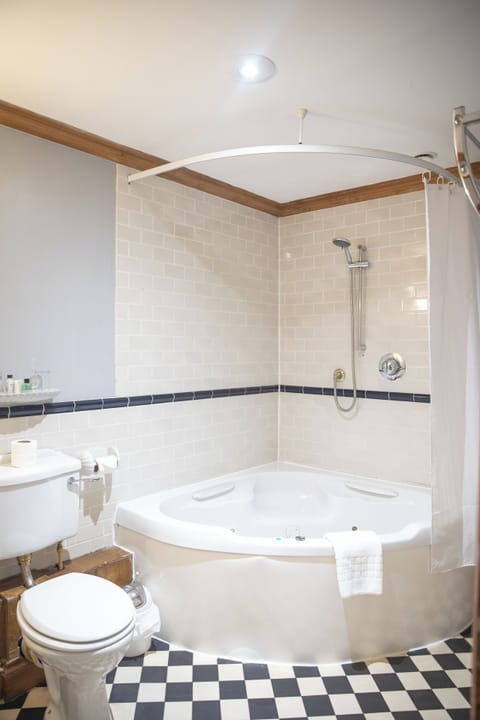 Deluxe Double Room | Bathroom | Combined shower/tub, hair dryer, towels, soap