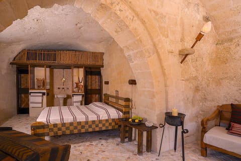 Enotrian Dwelling 5 - in a cave with view of the Sassi | Individually decorated, individually furnished, desk, free WiFi