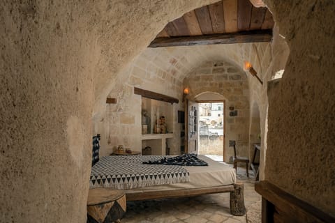 Middle Neolithic Dwelling of Serra D'Alto 3 (Matera) - in a cave with view of the Sassi | Individually decorated, individually furnished, desk, free WiFi