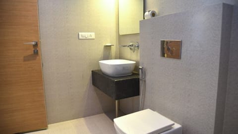 Deluxe Room, 1 King Bed, Private Bathroom, City View | Bathroom | Shower, towels, soap, shampoo