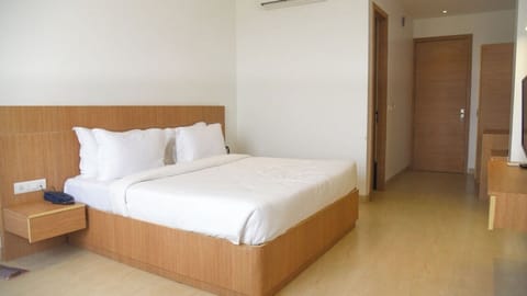 Deluxe Room, 1 King Bed, Private Bathroom, City View | Blackout drapes, iron/ironing board, free WiFi